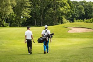 Zwei Golfspieler auf dem Golfplatz.
