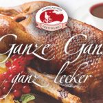 Ganze Gans gegart mit roten Johanisbeeren und eine Schüssel mit Sauce