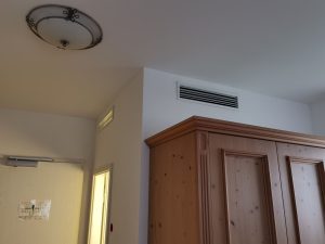 Lueftungsschlitz einer Klimaanlage im Hotelzimmer.