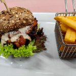 Blue Cheese Burger mit Pommes frites im Golfpark Strelasund