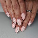 Nageldesign im Golfpark Strelasund - rosa weiße Nägel mit Goldwelle