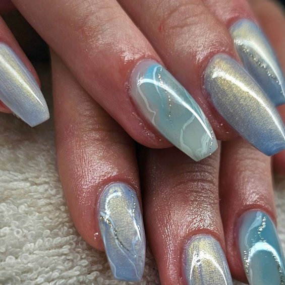 Nageldesign im Golfpark Strelasund - Fingernägel blau schillernd lakiert