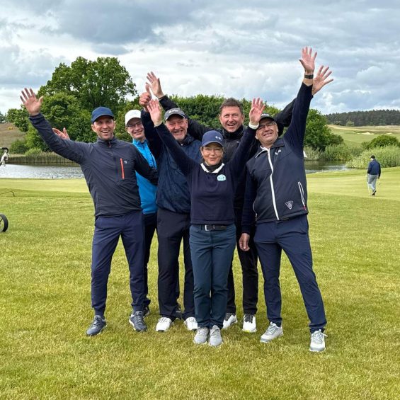 Seniorenmannschaft: Jubelnde Golferinnen und Golfer auf dem Golfplatz