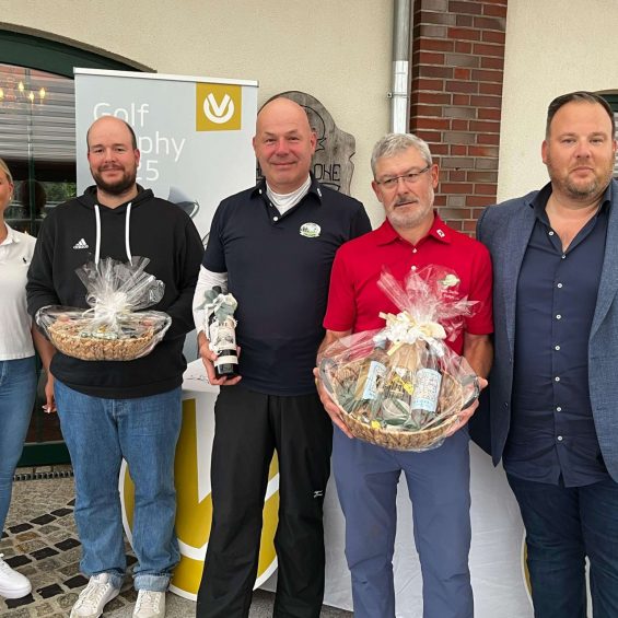 Sieger bei der DVAG Golf Trophy im Golfpark Strelasund 2025 mit Preisen, Präsentkörbe, Flasche Wein