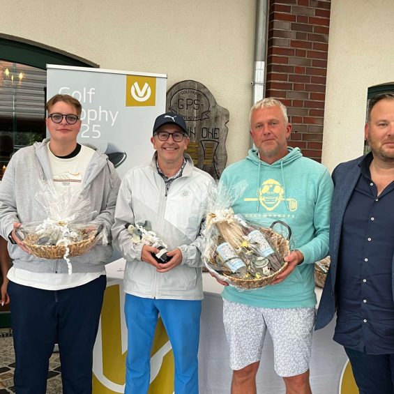 Sieger bei der DVAG Golf Trophy im Golfpark Strelasund 2025 mit Preisen, Präsentkörbe, Flasche Wein
