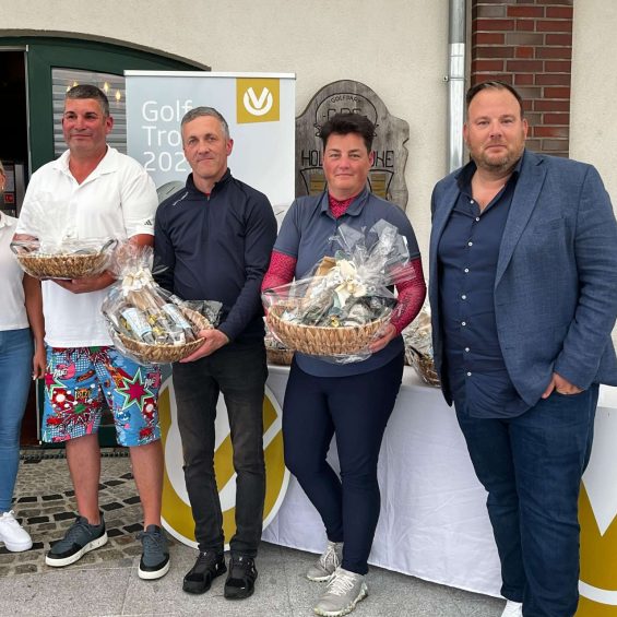 Sieger bei der DVAG Golf Trophy im Golfpark Strelasund 2025 mit Preisen, Präsentkörbe, Flasche Wein