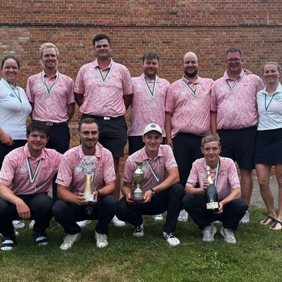 Landesmannschaftsmeister 2025 Team Strelasund, Golfer im Gruppenbild mit Pokale und Mediallen