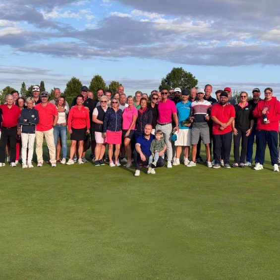 Teilnehmende beim MCM Zwillingsgolfturnier 2025 auf dem Golfplatz