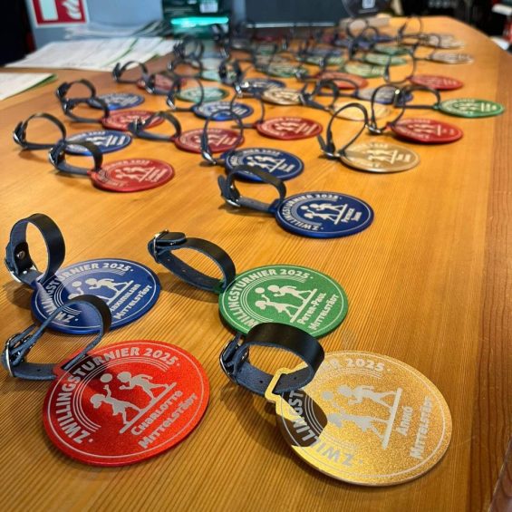 MCM Zwillingsgolfturnier 2025 personlisierte verschiedene farbige Bag Tags auf einem Tisch