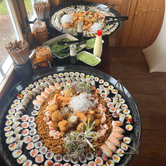 Sushiauswahl beim MCM Zwillingsgolfturnier 2025 mit Besteck und Saucen