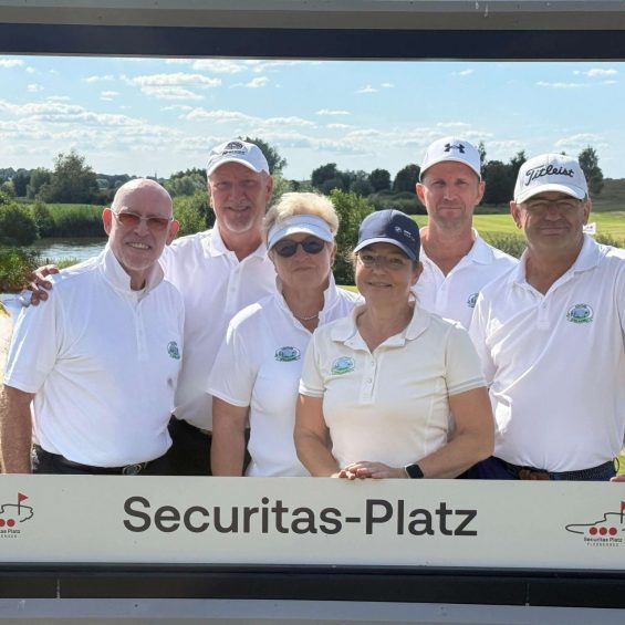 Seniorenmannschaft vom Golfpark Strelasund: Gruppenbild Spielerinnen und Spieler in einem Bilderrahmen