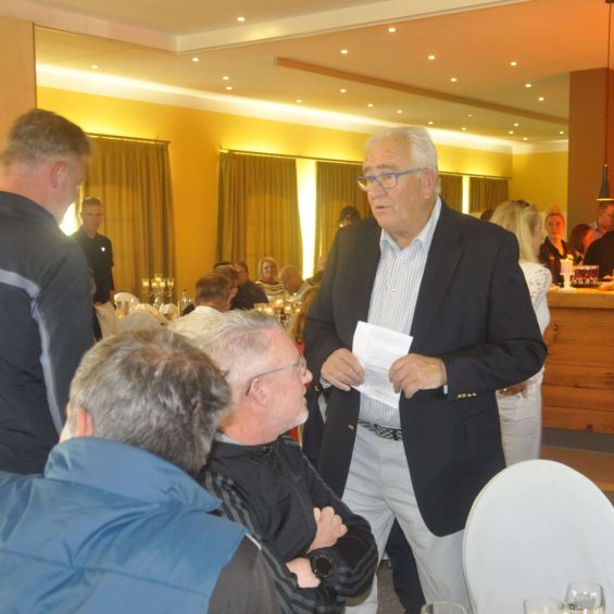 Menschen beim Preis des Präsedenten im Golfpark Strelasund