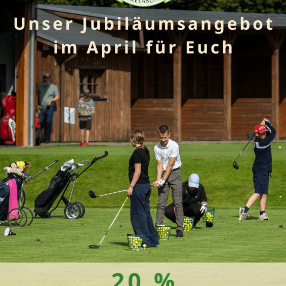 Jugendliche stehen auf der Drivingrange beim Schnupper-Golf. Ballkoerbe sind gefüllt und Golf Trolleys