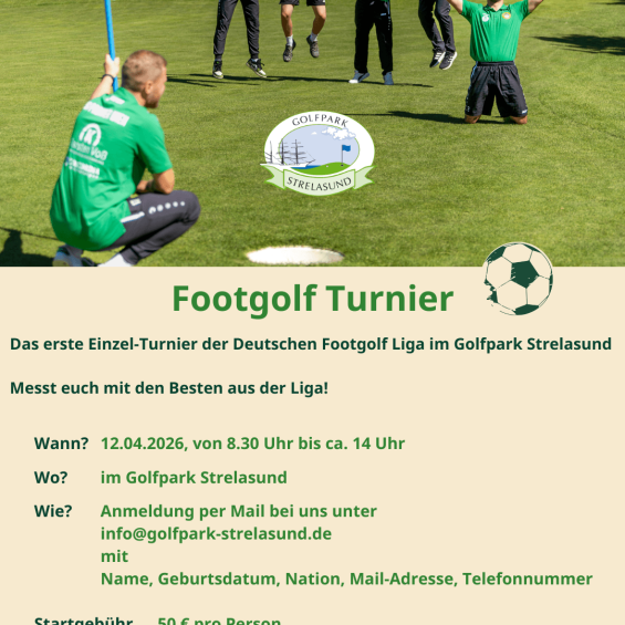 Fußballspieler jubeln auf dem Footgolfplatz, ein Mann kniet mit Fahnenstange vor einem Loch. Das Logo vom Golfpark Strelasund ist zu sehen