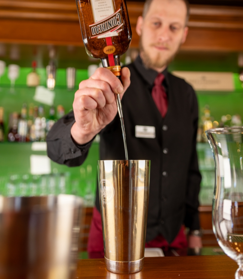 02.4 Freizeitangebote Kachel Bar