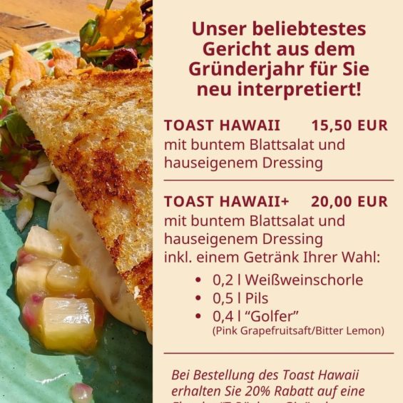 Toast Hawaii - getostet Toastbrotscheibe mit Ananasragout Blattsalaten, zerlaufendem Kaese auf einem Teller
