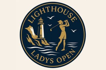 Eine Comicfrau mit Golfschläger steht in Wellen. Im Hintergrund Vögen, Küste mit Leuchtturm