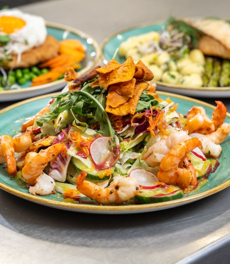 sommerkueche salat garnelen landgasthof frettwurst
