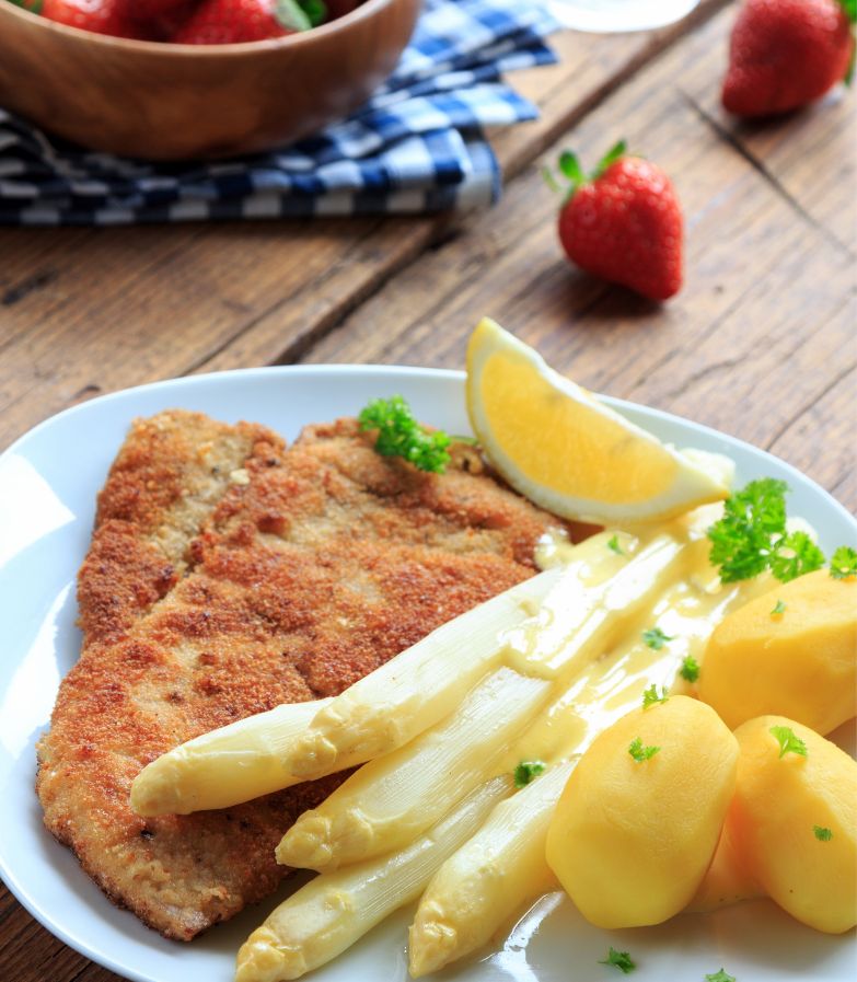 Spargel und Erdbeeren - Aktionskarte im Landgasthof Frettwurst
