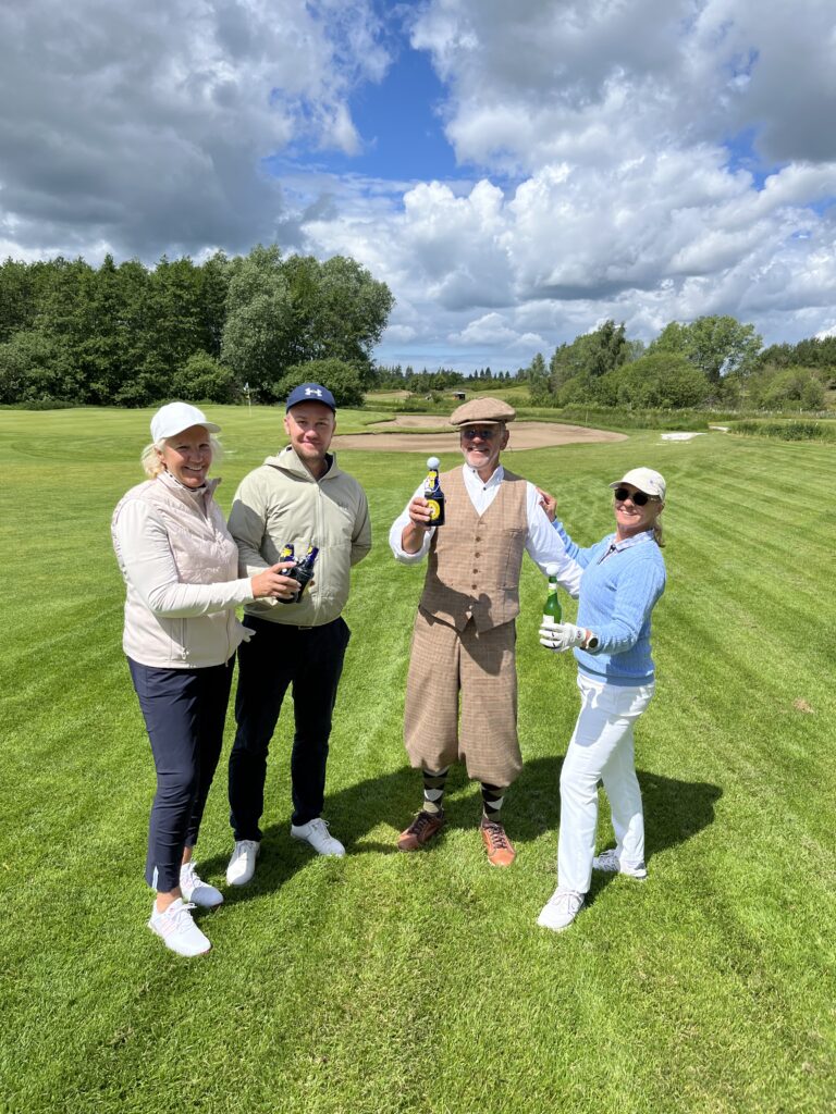 Drei Menschen auf dem Golfplatz