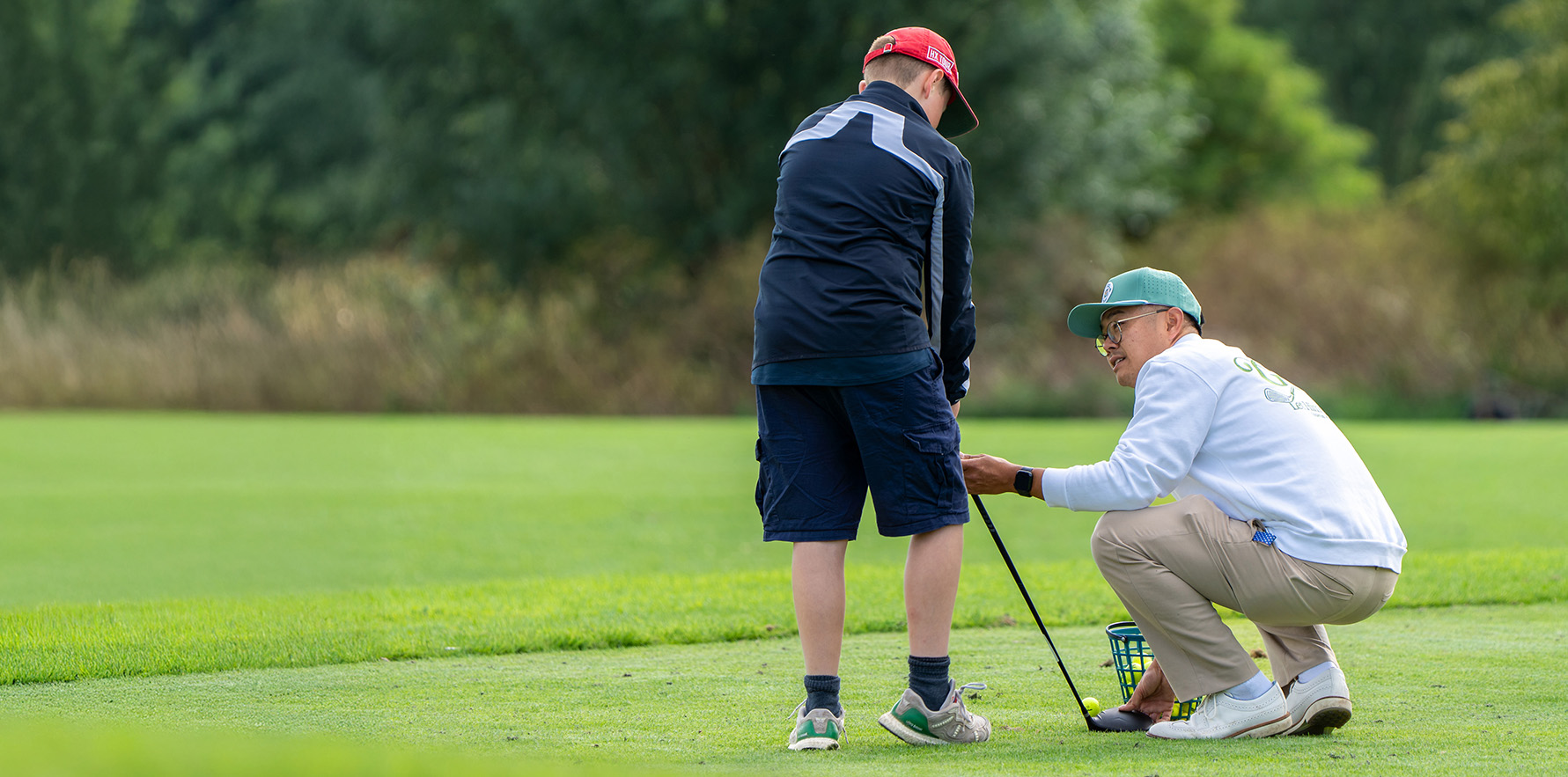 Golfpro im Training mit Jugend beim Einsteigerkurs im Golfpark Strelasund