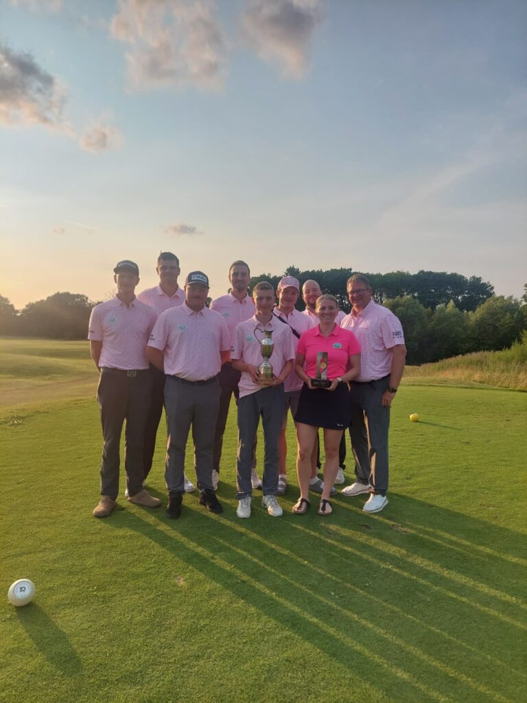 Golfmannschaft Golfpark Strelasund stehen auf dem Golfplatz und halten einen Pokal in der Hand