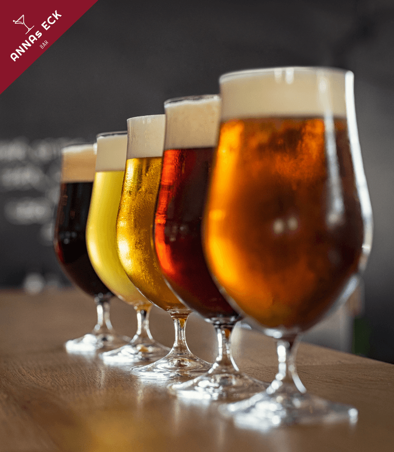Fünf gefüllte Gläser mit Bier mit unterschiedlichem Bier