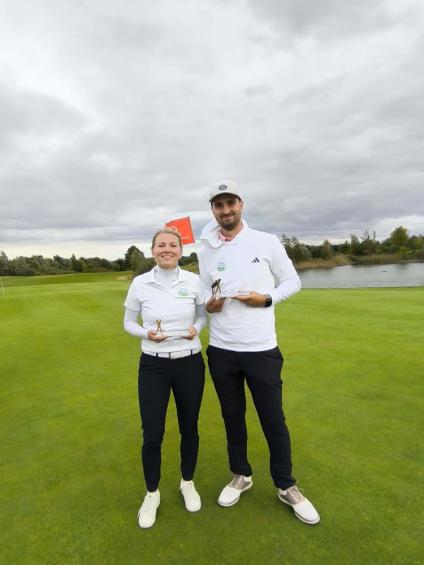 Henriette-Sohns-und-Christoph-Dreyer-Sieger-bei-der-Landeseinzelmeisterschaft-2025-auf-dem-Golfplatz